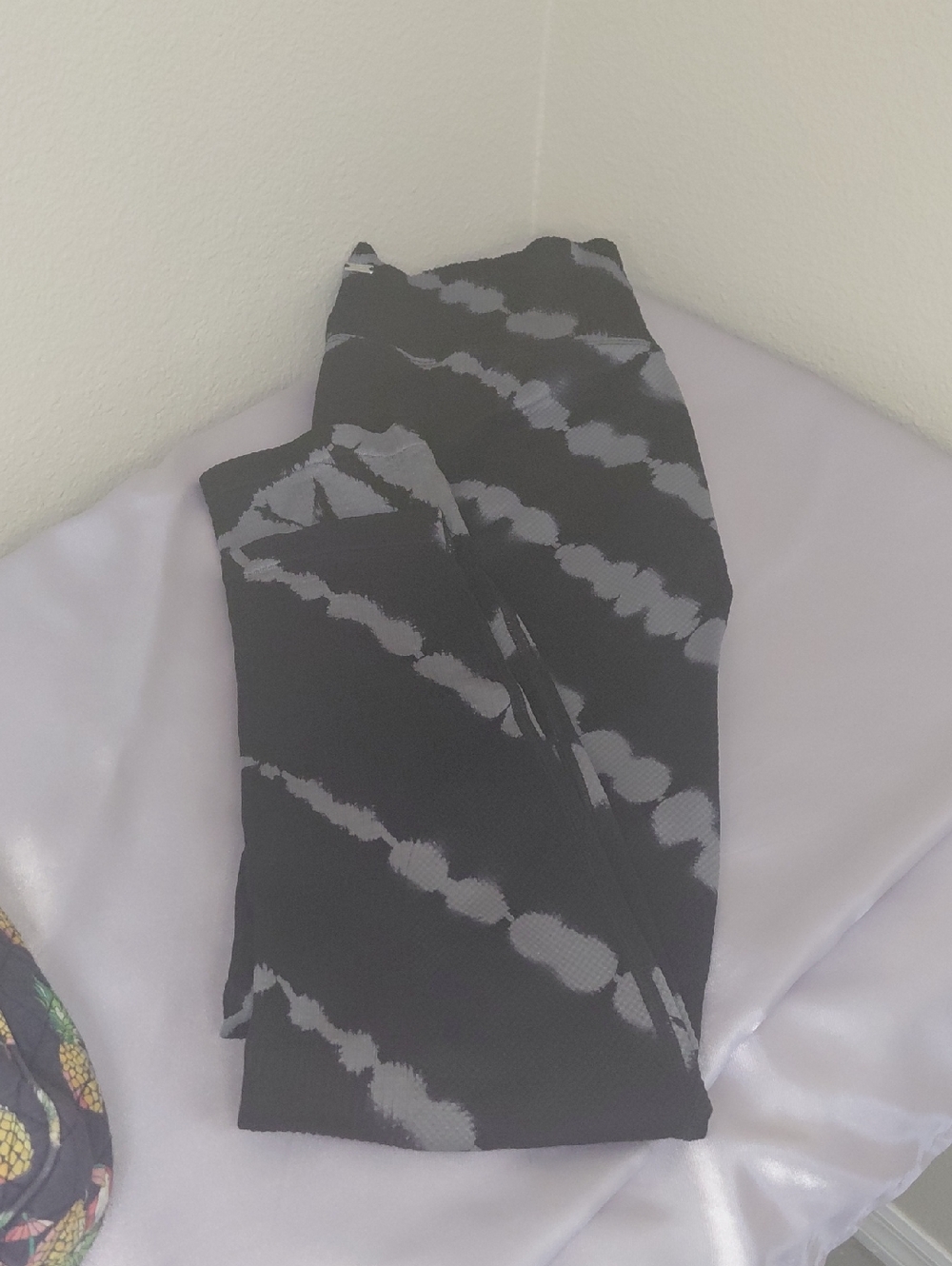 PINK Victoria's Secret Black and Gray Tie-Dye Leggings